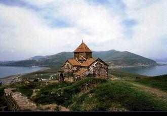 Храм на озере Севан